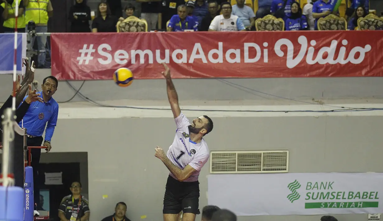 Pemain Jakarta Pertamina Pertamax, Aleksandar Minic melepaskan spike ke arah blok para pemain Jakarta Bhayangkara Presisi dalam laga terakhir putaran pertama Proliga 2023 di GOR PSCC Palembang, Minggu (22/1/2023). Jakarta Bhayangkara Presisi menang 3-0 (25-19, 15-16 dan 27-25) dan berhasil menjuarai putaran pertama Proliga 2023. (Dok. Proliga)