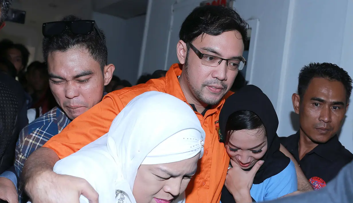 Hari ini menjadi hari pertama sang ibunda dan istri menjenguk Sandy yang sudah empat hari terakhir mendekam di Polda Metro Jaya. Diketahui Sandy ditangkap di Lena Residence, Palmerah, Jakarta Barat, pada kamis lalu (26/11). (Galih W. Satria/Bintang.com)