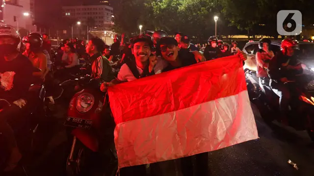 Suporter Berpesta di Kawasan Bundaran HI Jakarta