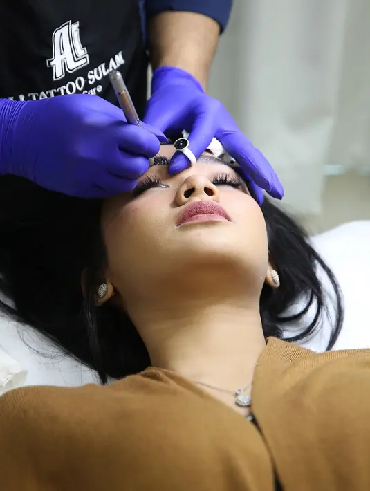 "Aku memang senang sulam alis, ini udah ketiga kalinya. Jadi bisa setahun sekali (sulam alis). Saat sudah di sulam yaa tingkat pedenya bertambah," pungkas pedangdut berusia 22 tahun tersebut. (Bambang E.Ros/Bintang.com)