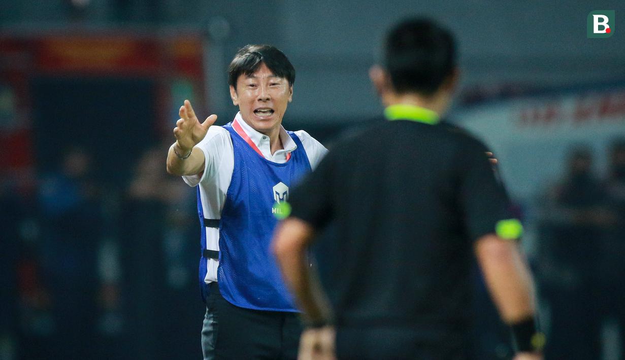 Pelatih Timnas Indonesia U-19, Shin Tae-yon memberikan instruksi saat matchday ketiga Grup A Piala AFF U-19 2022 antara Timnas Indonesia U-19 melawan Timnas Thailand U-19 di Stadion Patriot Candrabhaga, Bekasi, Jawa Barat, Rabu (06/07/2022). (Bola.com/Bagaskara Lazuardi)