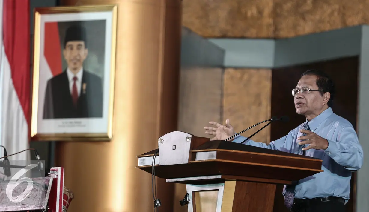 Rizal Ramli saat menghadiri 'Malam Budaya Menyongsong Badan Otorita Danau Toba', Jakarta, Rabu (25/5). Badan ini dibentuk untuk mempercepat  pengembangan Danau Toba sebagai salah satu destinasi wisata prioritas pemerintah. (Liputan6.com/Faizal Fanani)