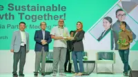 PT. Schneider Electric Indonesia memberikan penghargaan Sustainability Impact Award 2022 kepada mitra. Dok: Schneider Electric