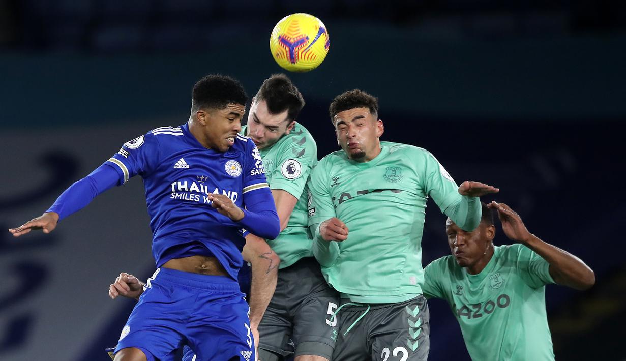 Bek Everton, Michael Keane, berebut bola dengan bek Leicester City, Wesley Fofana, pada laga lanjutan Liga Inggris di King Power Stadium, Kamis (17/12/2020) dini hari WIB. Everton menang 2-0 atas Leicester City. (AFP/Nick Potts/pool)
