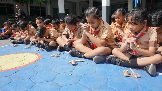 Siswa Kumpulkan thok-othok Untuk Bantu Korban Gempa Palu