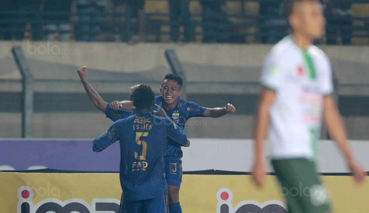 Ekspresi kebahagiaan pemain Persib Bandung, Febri Hariyadi saat merayakan gol Maitimo bersama Essien ke gawang PS TNI pada lanjutan Liga 1 2017 di Stadion Si Jalak Harupat, Sabtu (05/8/2017). (Bola.com/Nicklas Hanoatubun)