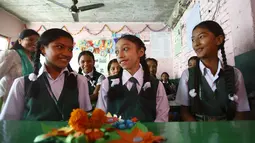Mantan Dewi Nepal atau Kumari, Matina Shakya (tengah) berinteraksi dengan teman sekelasnya saat hari pertama masuk sekolah di Kathmandu (9/10). Matina Shakya dinobatkan sebagai Kumari saat berusia tiga tahun. (AFP Photo/Gopen Rai)