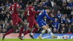 Pemain Chelsea, Kai Havertz, melepaskan tendangan saat melawan Liverpool pada laga Liga Inggris di Stadion Stamford Bridge, Rabu (5/4/2023). (AP Photo/Frank Augstein)