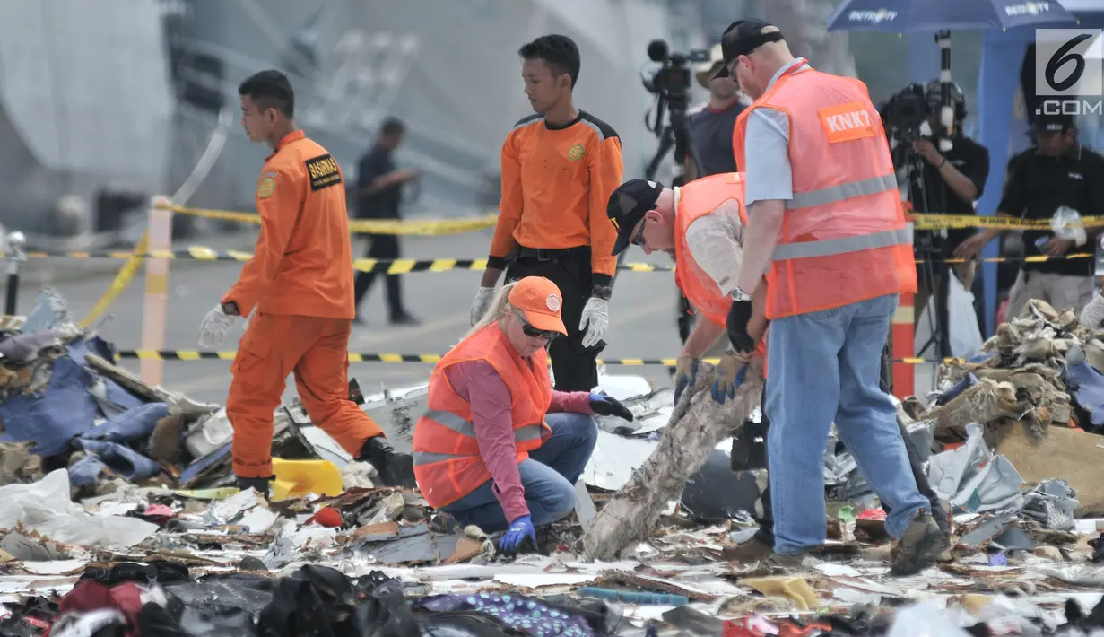 Petugas KNKT dan Dewan Keselamatan Transportasi Nasional (NTSB) AS memilah serpihan pesawat Lion Air JT-610 dari barang temuan di Pelabuhan JICT 2, Jakarta, Kamis (1/11). Pemisahan untuk pengecekan dan identifikasi. (Merdeka.com/ Iqbal S. Nugroho)