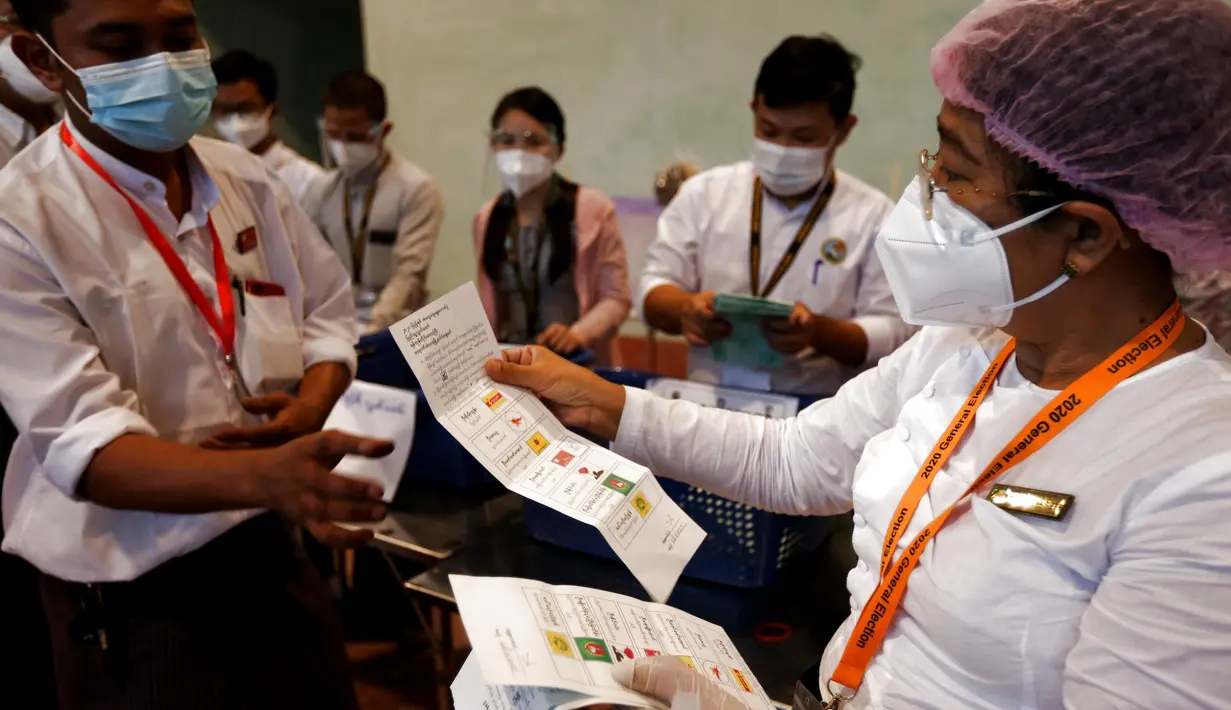 Para petugas Komisi Pemilihan Umum menghitung suara dalam pemilu multipartai di sebuah tempat pemungutan suara di Yangon, Myanmar, pada 8 November 2020. Myanmar sukses menyelesaikan pemungutan suara pemilu multipartai di seluruh negara tersebut pada Minggu (8/11) sore. (Xinhua/U Aung)