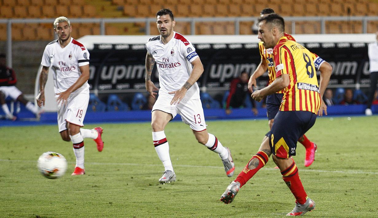 Pemain Lecce, Marco Mancosu, mencetak gol ke gawang AC Milan pada laga Serie A di Stadion Via del Mare, Senin (22/6/2020). AC Milan menang 4-1 atas Lecce. (Spada/LaPresse via AP)