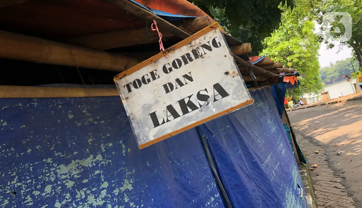 Suasana perkampungan budaya betawi Setu Babakan yang sepi pengunjung di Jakarta Selatan, Selasa (17/3/2020). Sepinya kawasan Setu Babakan merupakan imbas dari kebijakan Pemprov DKI Jakarta yang menutup sejumlah tempat wisata sebagai upaya pencehagan Covid 19. (Liputan6.com/Immanuel Antonius)