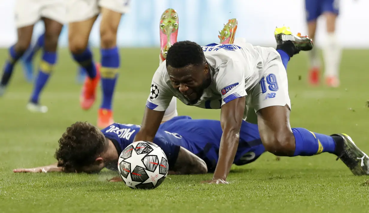 Bek Porto, Chancel Mbemba (kanan) dan gelandang Chelsea, Christian Pulisic terjatuh saat perebutan bola dalam laga leg kedua perempatfinal Liga Champions 2020/2021 di Ramon Sanchez Pizjuan Stadium, Sevilla, Selasa (13/4/2021). Porto menang 1-0 atas Chelsea. (AP/Angel Fernandez)