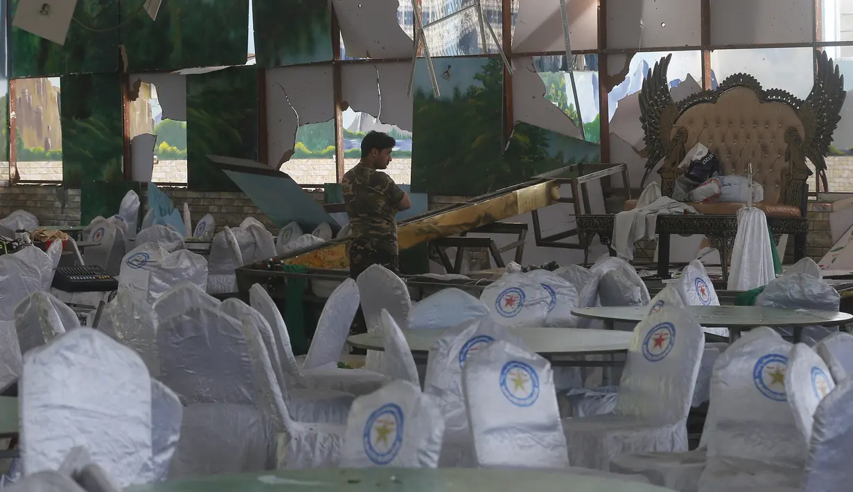 Tentara Afghanistan memeriksa ruang pernikahan yang rusak setelah ledakan di Kabul, Afghanistan, Minggu (18/8/2019). Setidaknya 20 orang dilaporkan terluka dalam insiden tersebut. (AP Photo/Rafiq Maqbool)