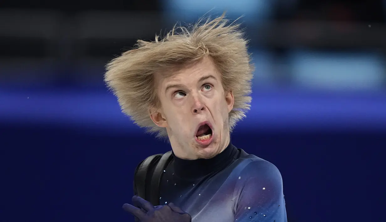 Daniel Grassl, dari Italia, berkompetisi dalam katagori skate bebas putra selama acara figure skating di Olimpiade Musim Dingin 2022, di Beijing, Kamis (10/2/2022). (AP Photo/David J. Phillip)