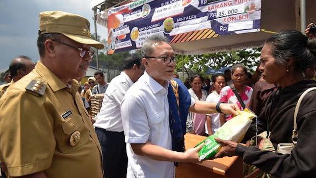 Menteri Perdagangan (Mendag) Zulkifli Hasan membagikan beras sebanyak 2 ton ke masyarakat Sumba Barat Daya dan 2 ton ke Sumba Barat.