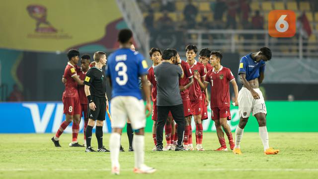 Foto: Ekspresi Tegang Bima Sakti saat Timnas Indonesia U-17 Menahan Gempuran Ekuador di Piala Dunia U-17 2023