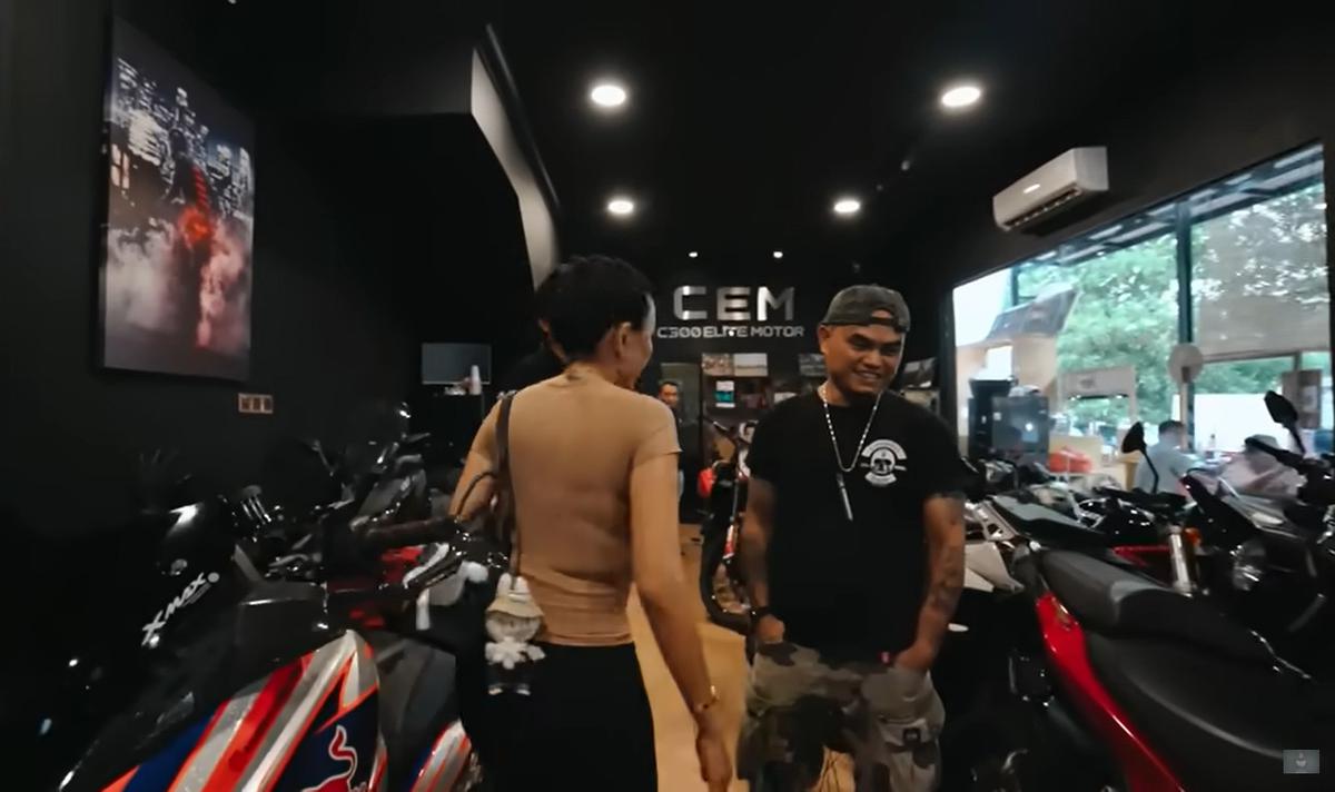 Nikita Mirzani Borong Motor Mewah untuk Hadiah Ulang Tahun untuk Kakak Tertua
