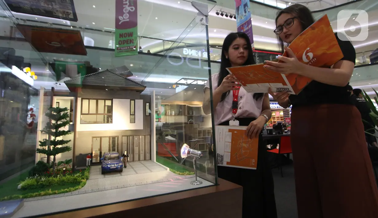 Pengunjung mendapatkan penjelasan saat pameran properti Mandiri Fiesta Expo di Jakarta, Selasa (12/11/2019).  Pameran ini juga menawarkan promo diskon 20 persen premi Asuransi dan free e-Money untuk nasabah Mandiri Group dan nasabah Sinar Mas Land yang mengajukan KPR. (Liputan6.com/Angga Yuniar)
