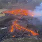 Aliran lava dari letusan gunung berapi di Semenanjung Reykjanes di barat daya Islandia pada Sabtu (20/3/2021). Letusan gunung berapi yang sudah lama tidak aktif mengirimkan aliran lava yang mengalir melintasi lembah kecil di Islandia itu sudah mereda. (Icelandic Coast Guard via AP)