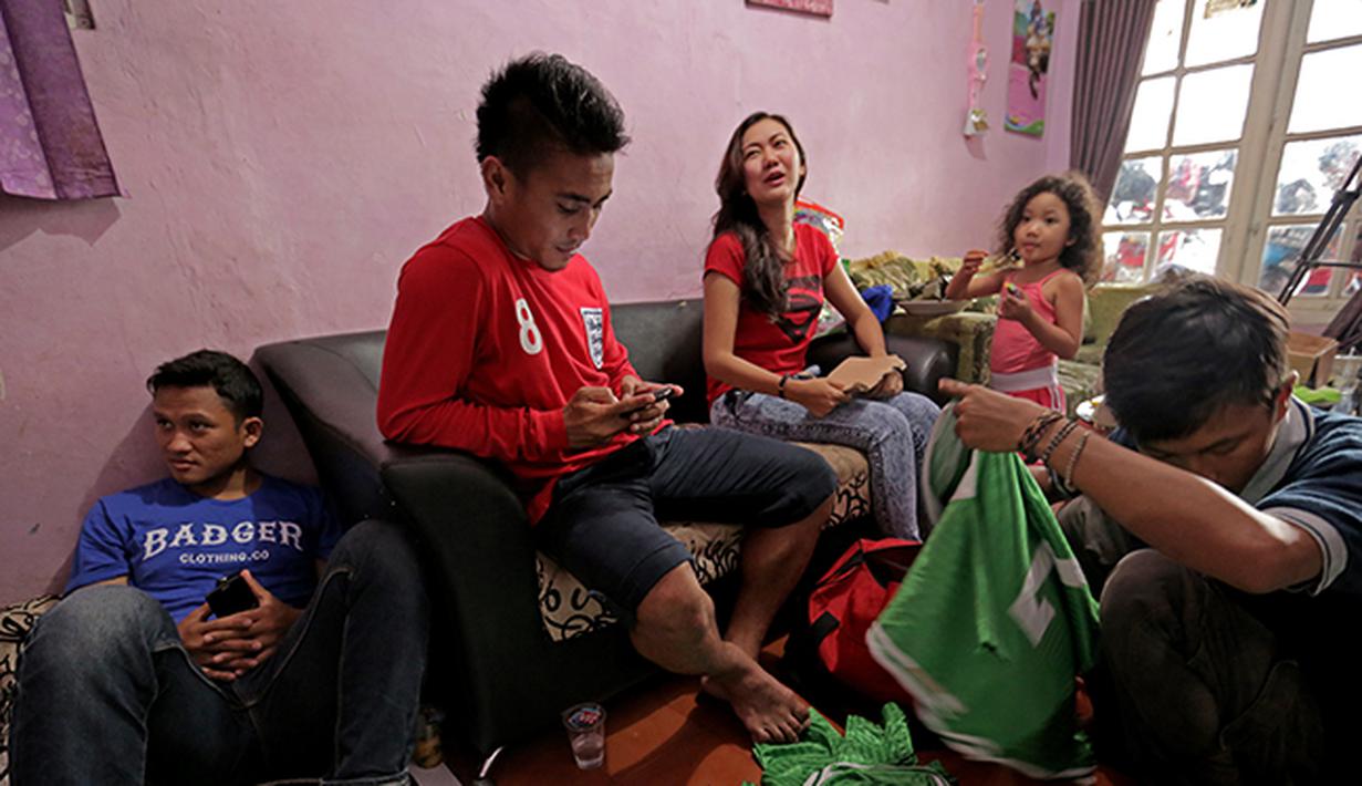 M Taufik pemain Persib menanti waktu kick off di rumah warga. (Bola.com/Peksi Cahyo)
