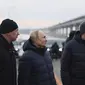 Presiden Rusia Vladimir Putin memantau Jembatan Krimea yang hancur. Dok:&nbsp;Mikhail Metzel, Sputnik, Kremlin Pool Photo via AP
