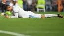 Striker Real Madrid, Cristiano Ronaldo, tampak kecewa usai gagal menjebol gawang Real Betis pada laga La Liga Spanyol di Stadion Santiago Bernabeu, Rabu (20/9/2017). Real Madrid kalah 0-1 dari Real Betis. (AFP/Gabriel Bouys)