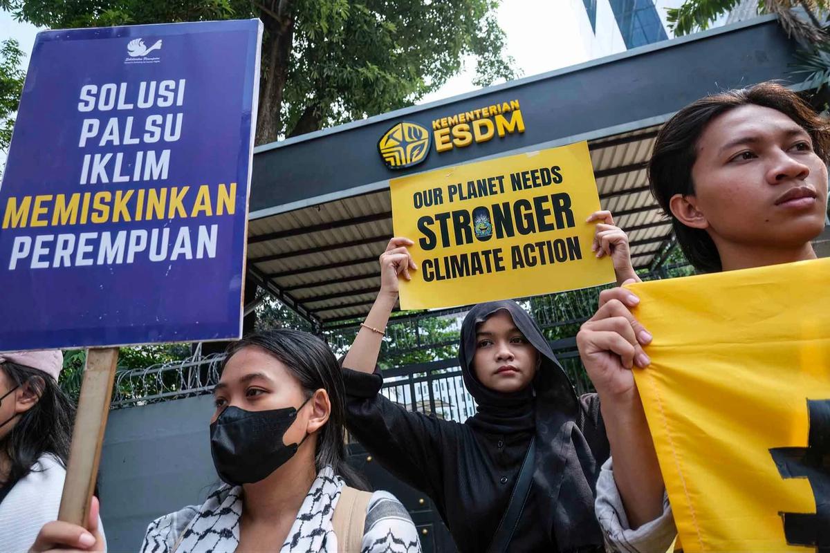 FOTO: Demo Hari Bumi Soroti Transisi Energi Nasional