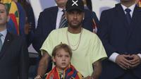 Neymar dan Putranya Davi Lucca. (Juan MABROMATA/AFP)