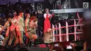 Aksi Agnez Mo saat tampil dalam malam puncak HUT ke-28 SCTV di ICE BSD, Tangerang, Banten, Jumat (24/8). Tema yang diusung dalam Hut ke-28 SCTV adalah The Greatest Celebration. (Liputan6.com/Faizal Fanani)