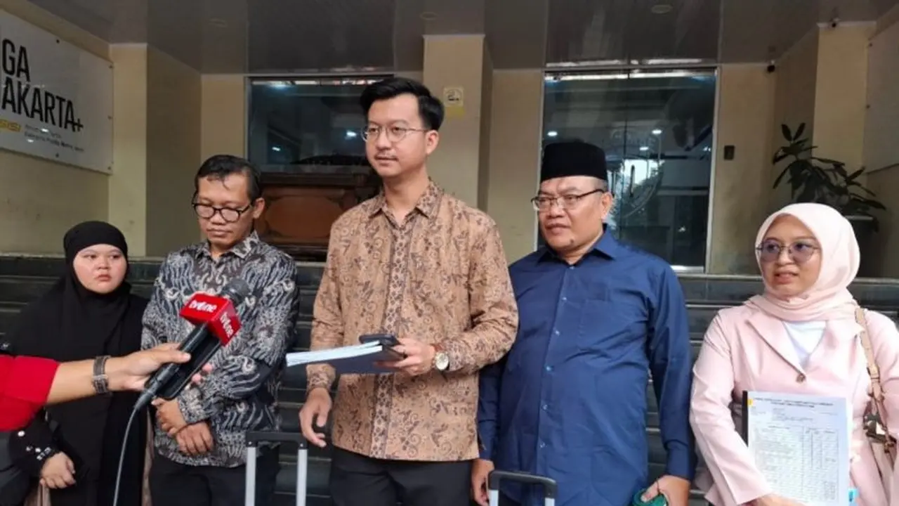 Kuasa hukum korban biro perjalanan umrah dan haji Hanania Travel, Joddy Mulyasetya Putra (tengah) saat ditemui di Ditreskrimum Polda Metro Jaya, Rabu (17/6/2026) (Antara)