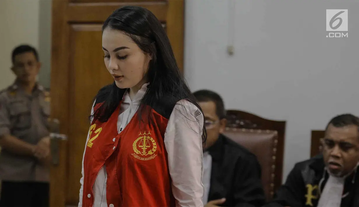 "Pasti ya, kalau secara di luar psikologi, dia itu sehat, ngobrol juga baik. Secara psikologi, kita kan enggak tahu ya. Karena nyawanya ini duduk di kursi pesakitan, buat siapa saja pasti stres ya," ucap Pieter Ell. (Liputan6.com/Faizal Fanani)