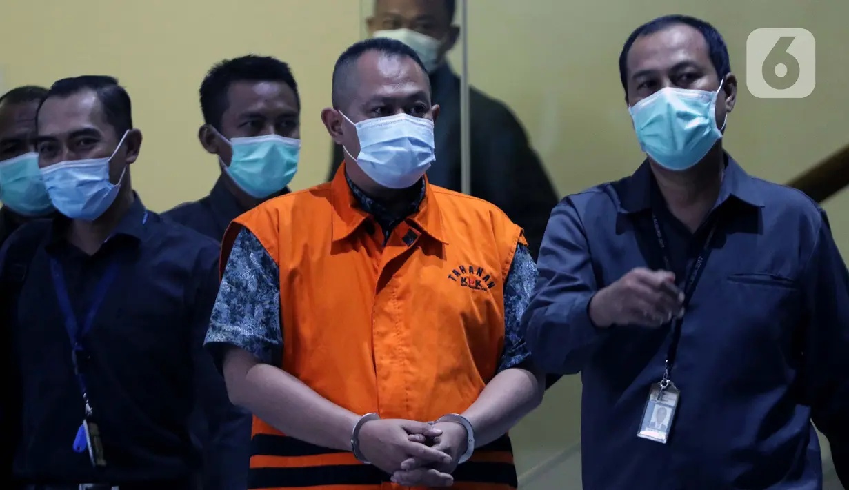 Direktur PT Adonara Propertindo, Tommy Adrian (kedua kanan) bersiap menjalani rilis penahanan di Gedung KPK, Jakarta, Senin (14/6/2021). Selain menahan Tommy Adrian, dalam kasus yang sama KPK juga telah menahan Yoory C Pinontoan dan Anja Runtuwene. (Liputan6.com/Helmi Fithriansyah)