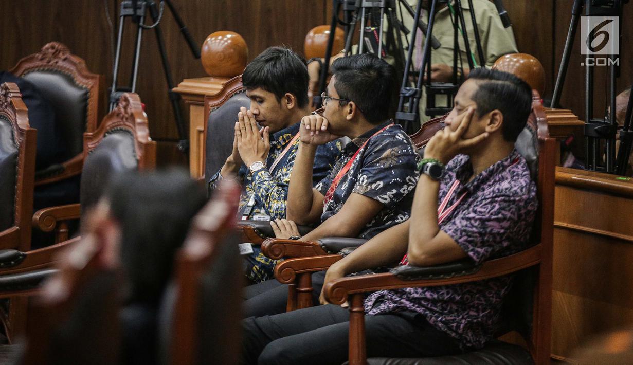 Ekspresi peserta saat mengikuti sidang putusan sengketa Pilpres 2019 di Gedung Mahkamah Konstitusi (MK), Jakarta, Kamis (27/6/2019). MK akan membacakan putusan sengketa Pilpres 2019 yang dimohonkan kubu Prabowo-Sandiaga. (Liputan6.com/Faizal Fanani)