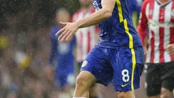 Gelandang Chelsea, Mateo Kovacic mengontrol bola saat bertanding melawan Southampton pada pertandingan lanjutan Liga Inggris di Stadion Stamford Bridge di London, Sabtu (2/10/2021). Chelsea menang atas Southampton dengan skor 3-1. (AP Photo/Kirsty Wigglesworth)