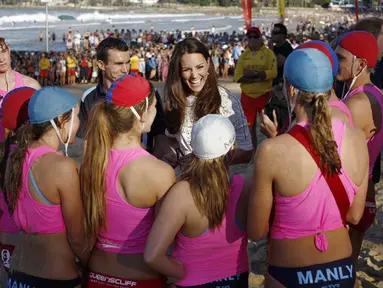 Kate Middleton dikelilingi para penjaga pantai junior saat berkunjung ke Pantai Utara Sydney, Jumat (18/04/2014) (AFP Photo/Jason Reed).
