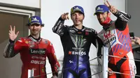 Maverick Vinales (tengah) kalahkan duo Ducati di MotoGP Qatar (AFP)