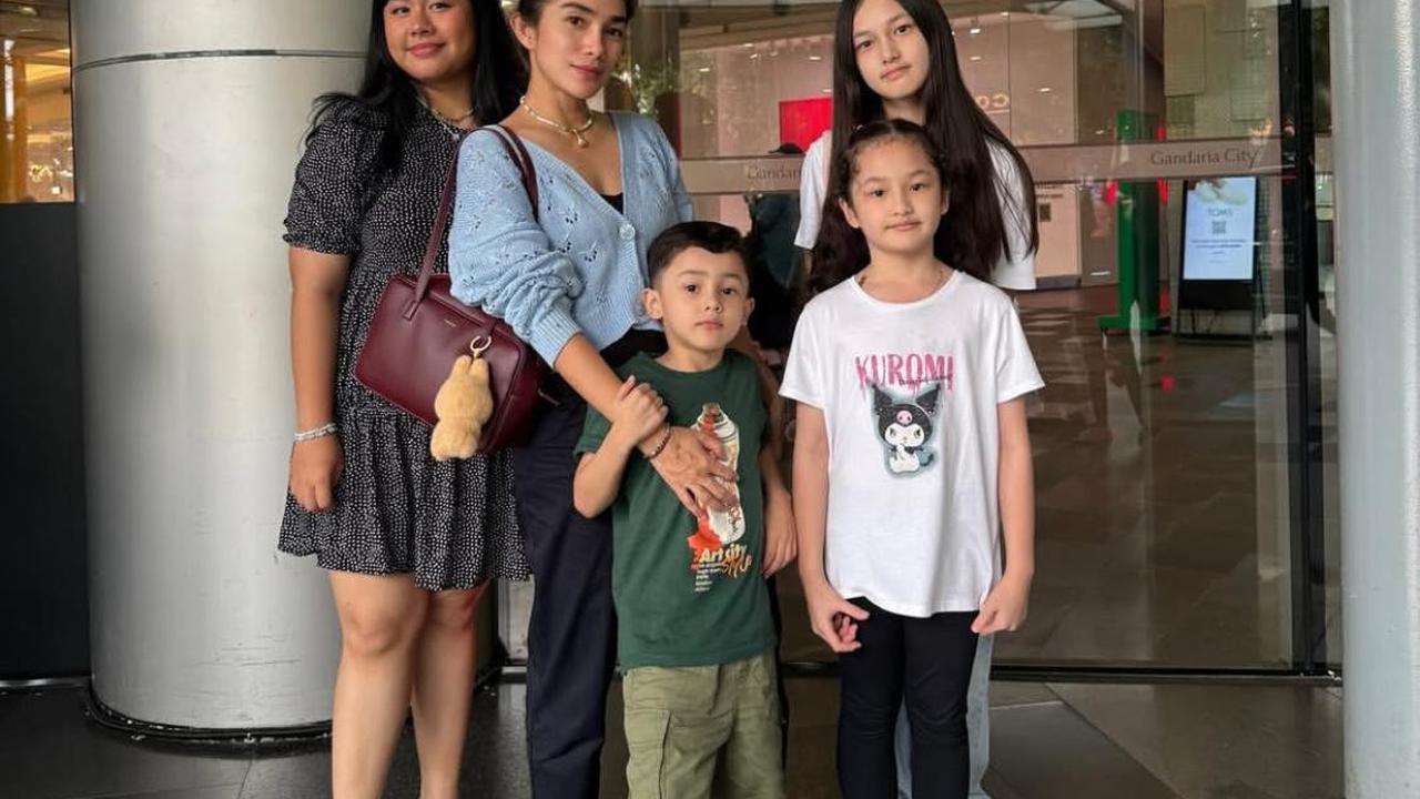 7 Potret Momen Kehangatan Keluarga Andhika dan Ussy, Bukti Cinta yang Makin Erat dengan Anak-anak