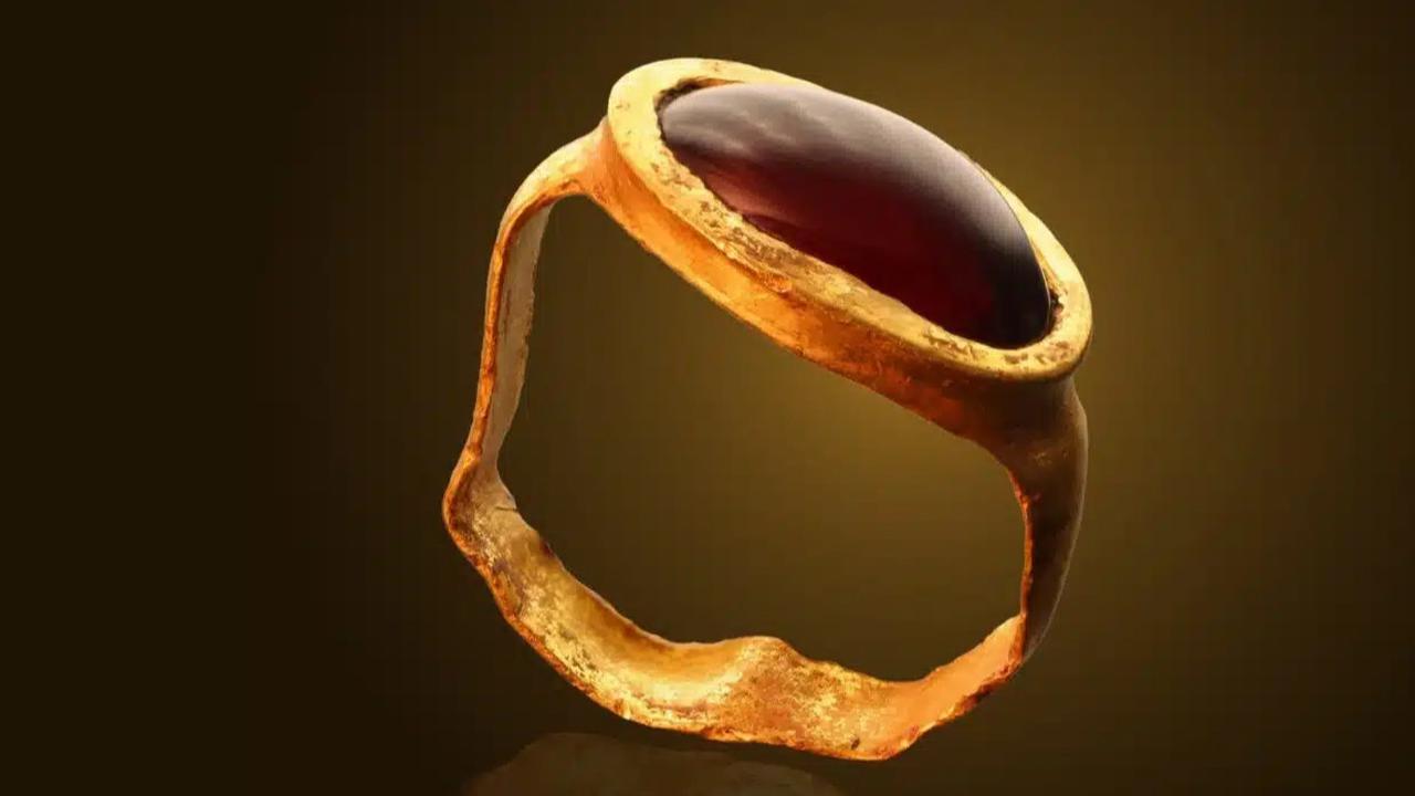 Arkeolog Temukan Cincin Emas Berusia 2.300 Tahun, Masih Utuh dengan Hiasan Batu Permata Merah