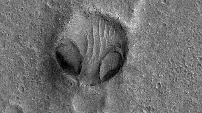 Penampakan mirip alien di Planet Mars. (NASA)