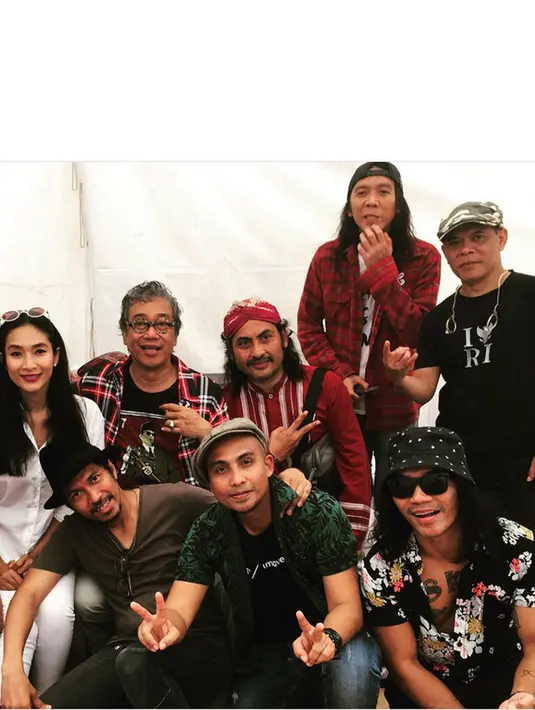 Beberapa foto dibagikan dalam akun Instagramnya. Baginya, ini merupakan salah satu bentuk apresiasi pribadinya dalam sebuah pesta demokrasi.(Instagram/happysalma)