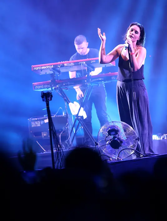 Penampilan Jessie Ware di We The Fest 2015. Pelantun 'Say You Love Me' ini sanggup membuat penonton beranjak, berdiri bebas dan menggoyang pinggul serta mengangkat suara.  (Galih W. Satria/Bintang.com)