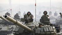Personel militer membawa tank berpartisipasi dalam pawai selama Hari Angkatan Bersenjata nasional di Naypyitaw, Myanmar, Sabtu (27/3/2021).  Myanmar saat ini sedang dalam kekacauan sejak  para jenderal militer menggulingkan dan menahan pemimpin sipil Aung San Suu Kyi pada Februari. (AP Photo)