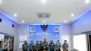 KSAL, Laksamana TNI Ade Supandi (tengah) memberikan keterangan usai menyaksikan penandatanganan kontrak pengadaan barang dan jasa dengan sejumlah mitra di Mabes TNI AL, Jakarta, Kamis (7/1/2016). (Liputan6.com/Helmi Fithriansyah)