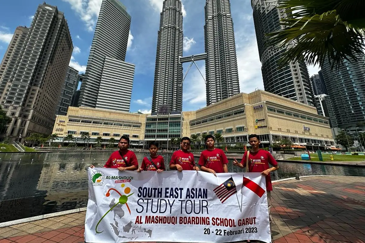 Lima siswa santri Al Mashduqi Boarding School (AMBS) Garut, Jawa Barat mendapat undangan spesial International Islamic School of Malaysia dalam program South East Asian study tour ke negeri Jiran Malaysia. (Liputan6.com/Jayadi Supriadin)