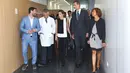 Raja Spanyol Felipe VI dan istrinya Ratu Letizia mengunjungi Rumah Sakit Mar de Barcelona guna menjenguk korban serangan teror Barcelona, Sabtu (19/8).Tak hanya menjenguk korban, raja dan ratu juga menyempatkan bertemu staf rumah sakit. (CASA REAL/AFP)