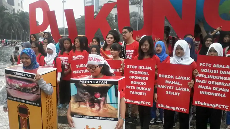 2 Bungkus Rokok Raksasa Desak Jokowi Ratifikasi FCTC