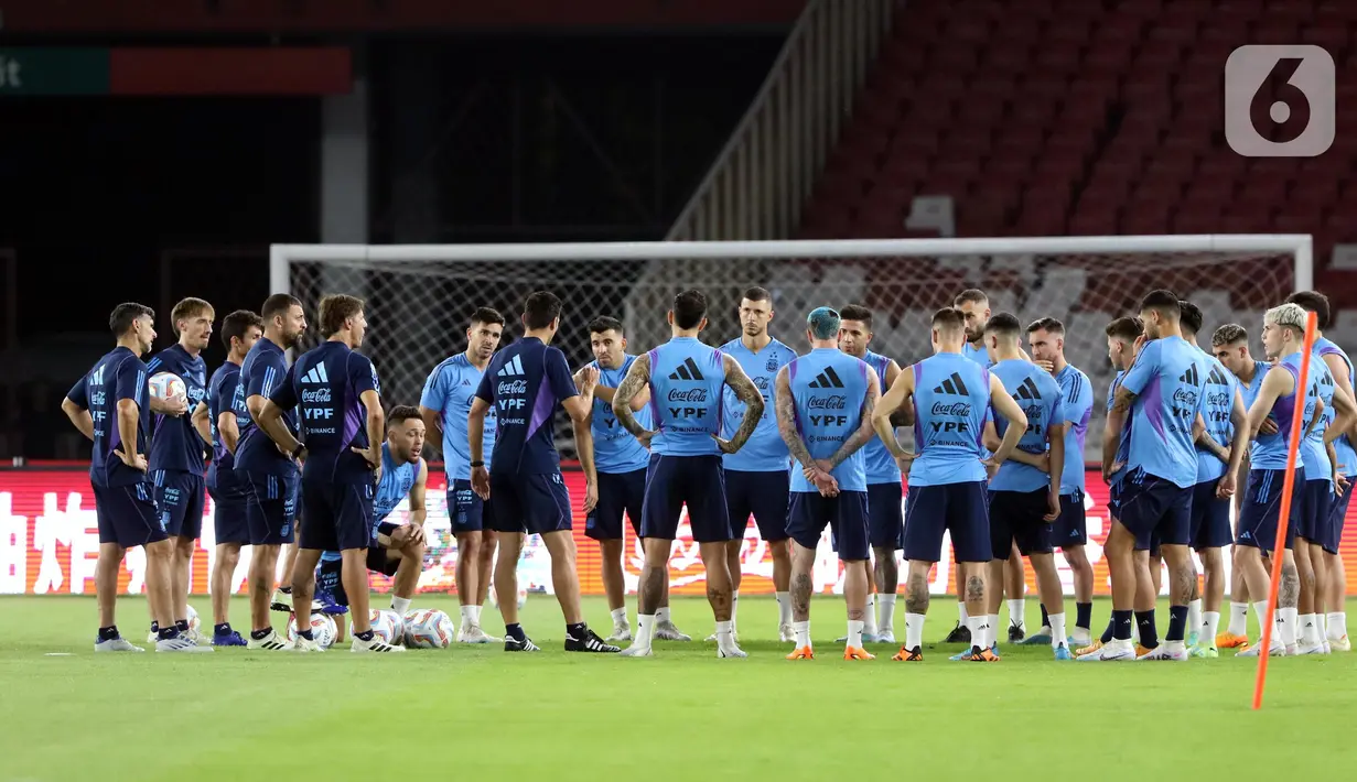 Sebab ini merupakan kali pertama skuad Garuda disambangi tim dari negara peringkat teratas dalam ranking FIFA. (Liputan6.com/Helmi Fithriansyah)