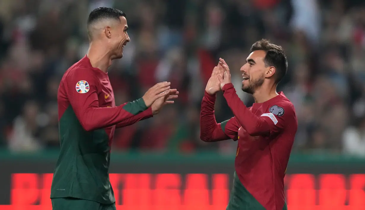 Pemain Portugal Ricardo Horta (kanan) merayakan bersama Cristiano Ronaldo usai mencetak gol ke gawang Islandia pada pertandingan sepak bola Grup J Kualifikasi Euro 2024 di Stadion Alvalade, Lisbon, Minggu (19/11/2023). (AP Photo/Armando Franca)