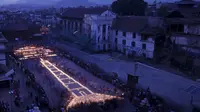 Ribuan lilin di peringatan setahun gempa Nepal. (Reuters)